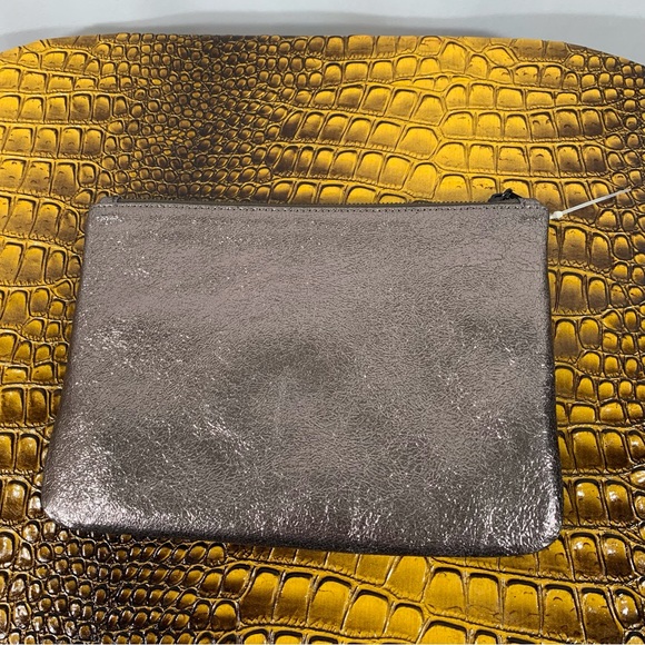Marc Jacobs Handbags - Marc Jacobs Leather Clutch/Makeup Purse.